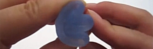 Pliage de la coupe menstruelle en E