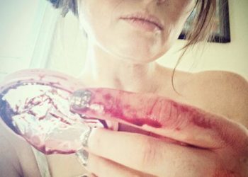 cup souillée de sang sur Instagram