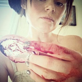 cup souillée de sang sur Instagram